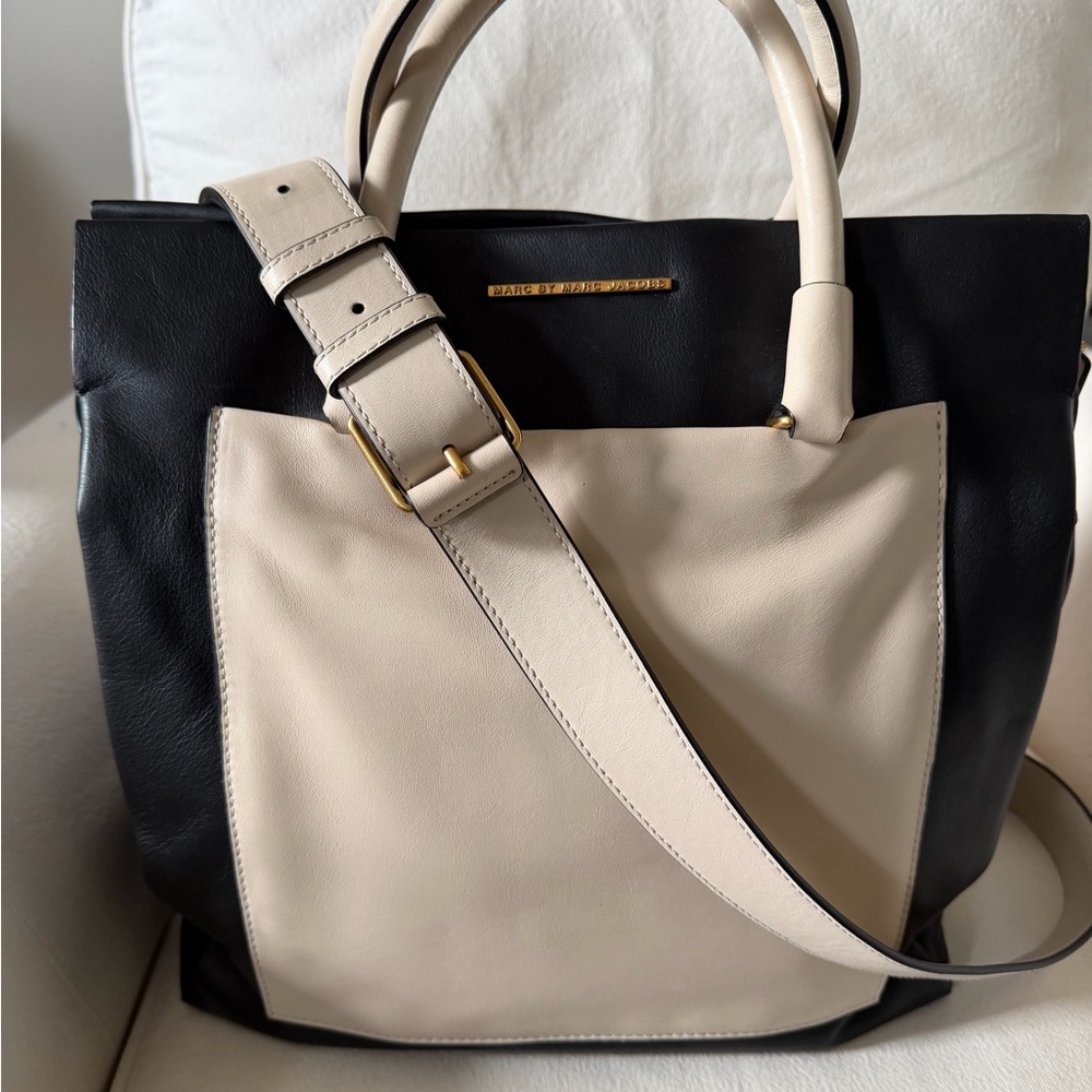 MARC by MARC JACOBS Elegant Black and Cream Leather Tote Bag